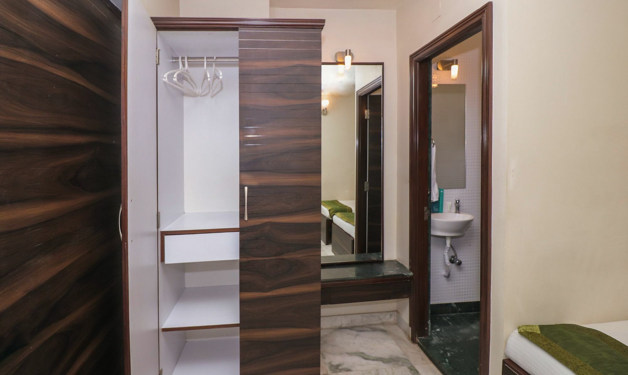 Capital O 8318 Beeu Guest House Liluah Экстерьер фото